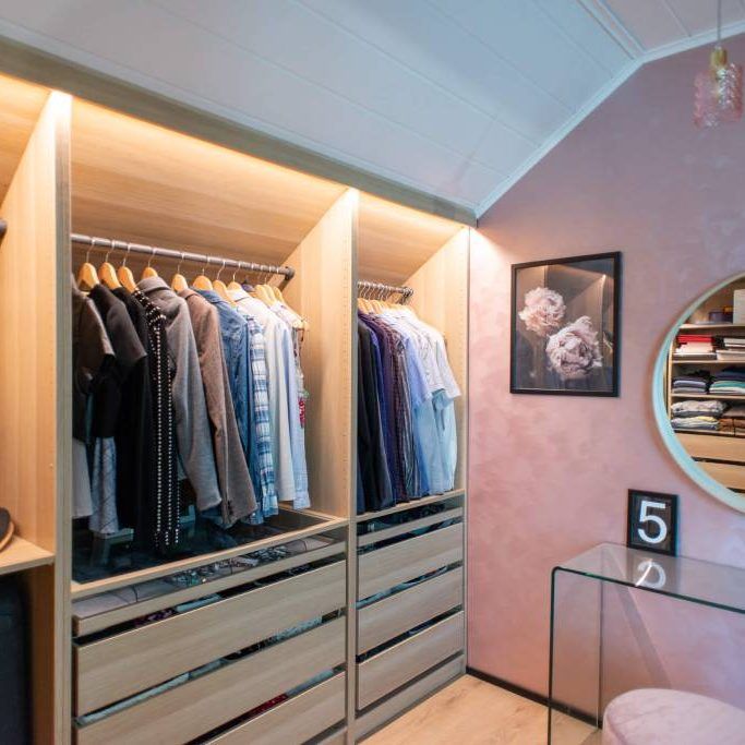 La progettazione illuminotecnica tiene conto anche del tono della luce e della sua adeguatezza al luogo. Qui, un nastro dai toni caldi nel camerino.